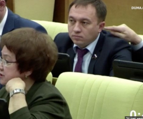 Депутат Госдумы сунул коллеге палец в ухо во время заседания