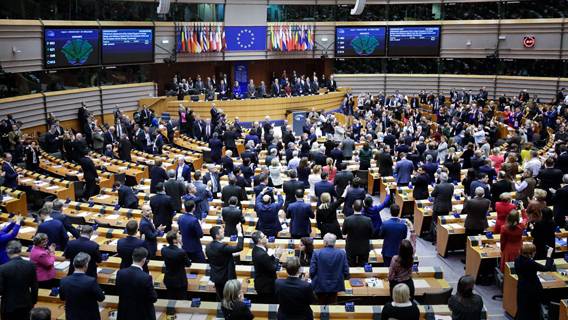 Депутаты Европарламента одобрили торговую сделку с Великобританией, чтобы ослабить напряженность, вызванную Брекситом Депутаты Европарламента одобрили торговую сделку с Великобританией, чтобы ослабить напряженность, вызванную Брекситом