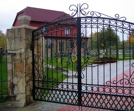 Дизайнеры рассказали о роли ворот в интерьере загородного участка
