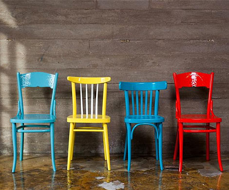Дизайнеры рекомендуют не выбрасывать старые стулья и мебель