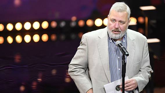 Дмитрий Муратов встал в один ряд с Бараком Обамой и Светланой Алексиевич Дмитрий Муратов встал в один ряд с Бараком Обамой и Светланой Алексиевич