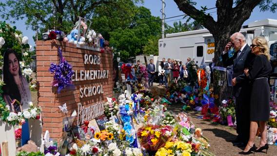 Джо Байден посетил школу в Техасе, в которой произошла массовая стрельба 