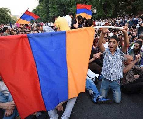 Ереванских демонстрантов не пускают на "каменный ковер"