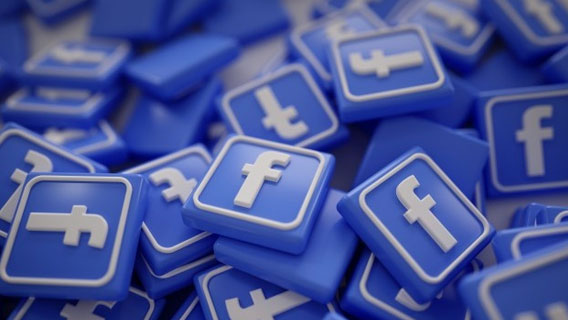 Facebook удалил одну из крупнейших групп, связанных с теорией заговора QAnon, после ложных публикаций