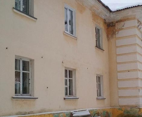 Фекальный фонтан и дыры в стенах: дом в Серпухове рушится на глазах жильцов