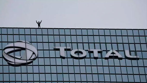 Французский человек-паук взобрался на башню Total в поддержку бастующих против пенсионной реформы Французский человек-паук взобрался на башню Total в поддержку бастующих против пенсионной реформы