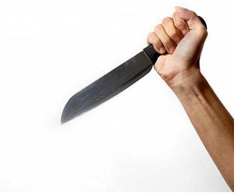 Голый мужчина с ножом напал на сотрудника полиции в Ижевске