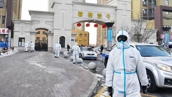 Город в Китае страдает от нехватки продовольствия из-за карантинных ограничений Город в Китае страдает от нехватки продовольствия из-за карантинных ограничений