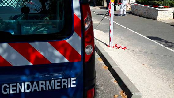 Грабитель, протаранивший парижский магазин Valentino на автомобиле, был арестован после того, как прыгнул в реку