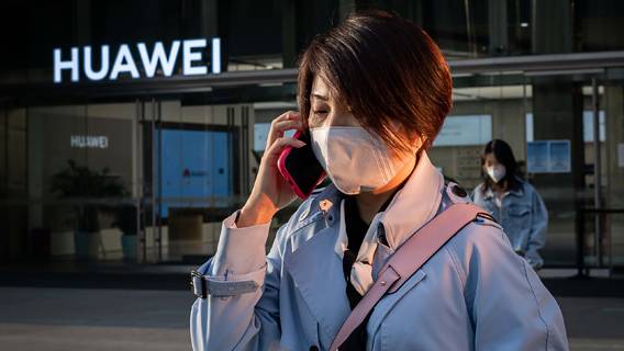 Huawei снизила поставки смартфонов на фоне санкций США Huawei снизила поставки смартфонов на фоне санкций США
