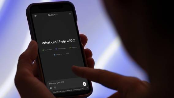 ИИ делает нас глупее? Исследование MIT показало тревожные последствия ChatGPT