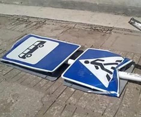 Иномарка протаранила автобусную остановку в Ярославле
