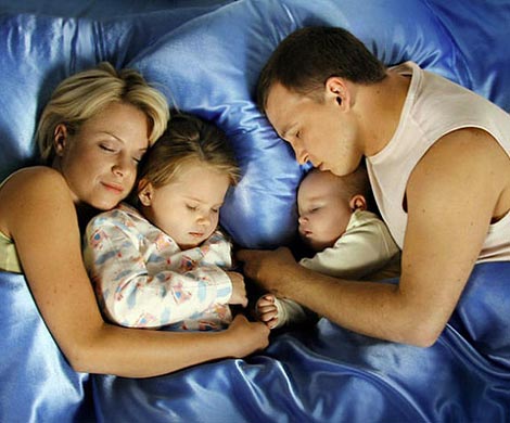 Исследовано влияние ребенка на сон родителей