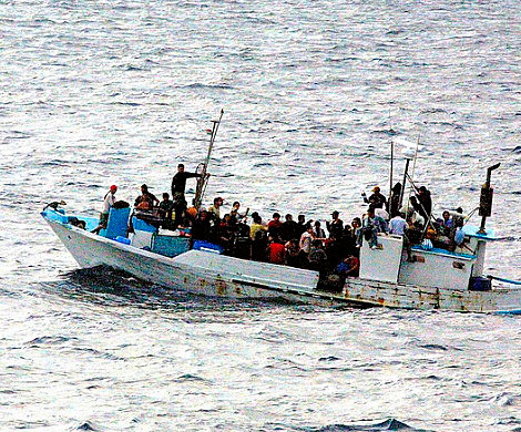 Италия не будет спасать корабли с беженцами