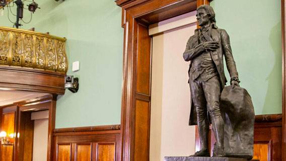 Из мэрии Нью-Йорка вынесли статую Томаса Джефферсона, простоявшую там 187 лет