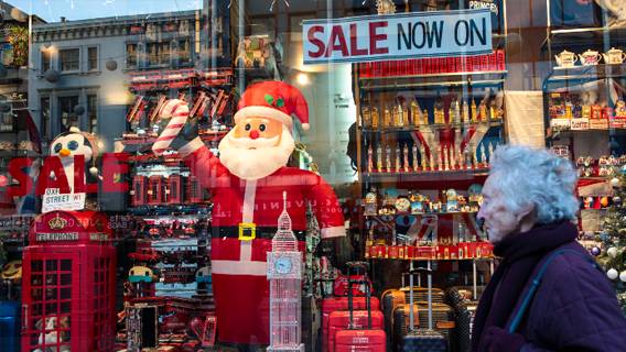 Из-за инфляции американцы планируют покупать меньше рождественских подарков и меньше жертвовать на благотворительность