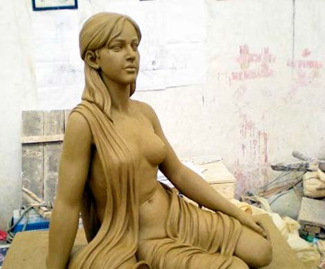 Из-за редкой болезни девочка превращается в живую статую 