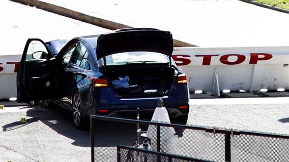 Капитолий США заблокировали после того, как автомобиль врезался в двух офицеров Капитолий США заблокировали после того, как автомобиль врезался в двух офицеров
