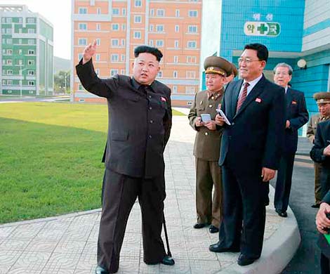 Ким Чем Ын предстал перед публикой с тростью
