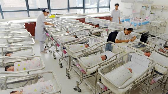 Китай разрешил семьям иметь трех детей, чтобы повысить падающую рождаемость