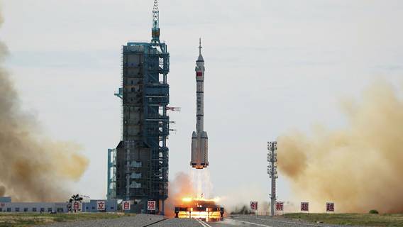 Китай успешно провел запуск пилотируемой космической станции «Шэньчжоу-12»