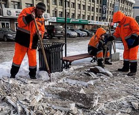 Коммунальщики отказались убирать снег в Екатеринбурге, заявив, что он слишком твердый