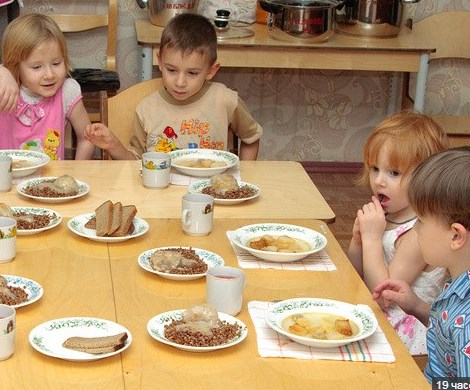 «Компания Пригожина травит детей»: бывшая сотрудница рассказала о вредной еде и условиях производства