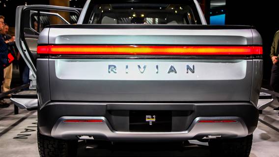 Компания Rivian, финансируемая Amazon, отложила первые поставки электромобилей до сентября