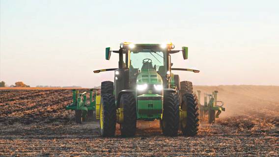 Компания Deere вложила миллиарды в производство беспилотных тракторов и умных опрыскивателей посевов
