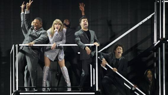 Концертный фильм Тейлор Свифт «Eras Tour» выйдет на стриминге в декабре с тремя дополнительными песнями 