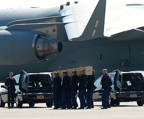 Контейнеры с телами погибших пассажиров "Боинга" отправлены в Нидерланды