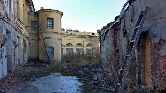 Конюшенное ведомство стало «аварийной» достопримечательностью Центрального района Конюшенное ведомство стало «аварийной» достопримечательностью Центрального района