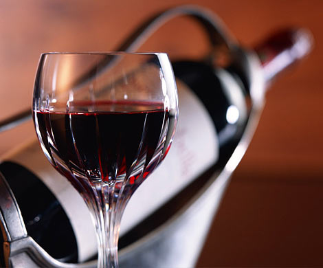 Красное вино помогает бороться с последствиями курения