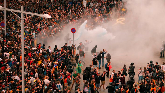 Кто спрятался за кулисами протестов в Каталонии?