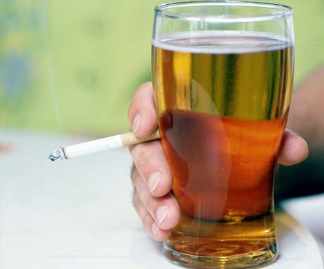 Курильщиков больше тянет к спиртному, чем некурящих