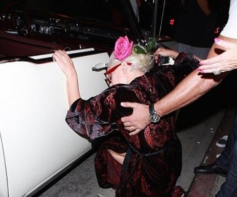 Леди Гага грохнулась на свой автомобиль на глазах у поклонников