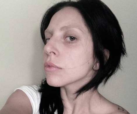Леди Гага удивила поклонников селфи без макияжа 