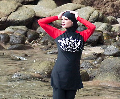 Линдси Лохан появилась на тайском пляже в буркини