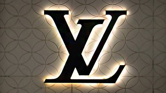 Louis Vuitton раскритиковали за «двойные стандарты» в политике возврата товаров в Китае