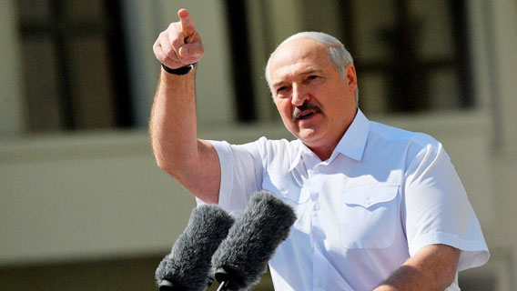 Лукашенко: «Нас хотят обуть в лапти и погонять плеткой!»