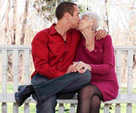 Любви все возрасты покорны: 31-летний американец встречается с 91-летней женщиной