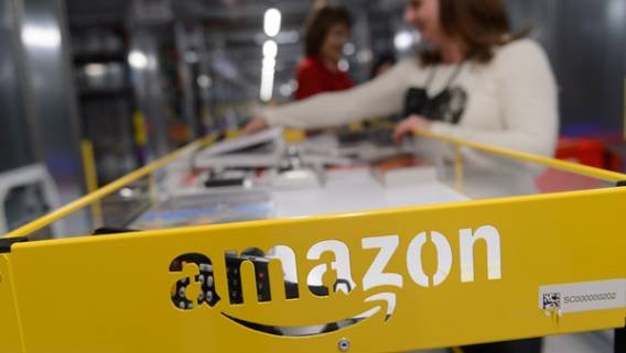 Люди стали больше тратить в Amazon, чем в Walmart