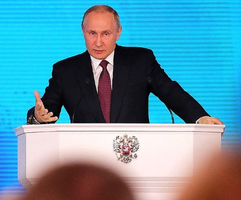 «Люди вынуждены экономить на всем»: Путин вступился за бедных россиян