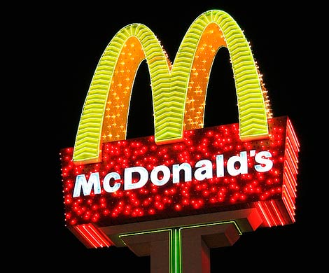 «Макдоналдс» приостановил продажу всех мясных бургеров в Китае
