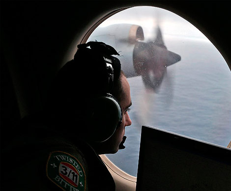 Малайзия изучает новые изображения возможных обломков пропавшего самолета