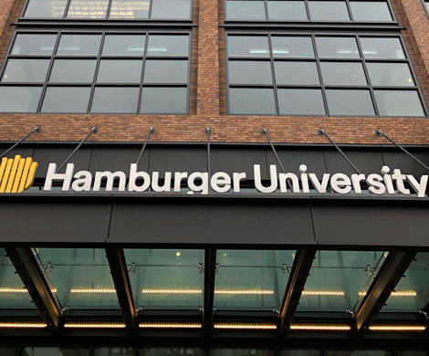 McDonald's открыл в России "университет гамбургерологии" McDonald's открыл в России "университет гамбургерологии"