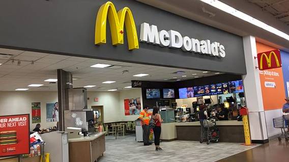 McDonald’s закрывает сотни своих ресторанов в магазинах Walmart McDonald’s закрывает сотни своих ресторанов в магазинах Walmart