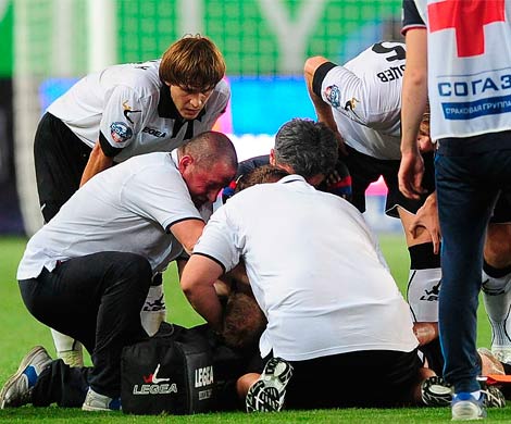 Медики спасли футболиста «Торпедо» от смерти во время матча