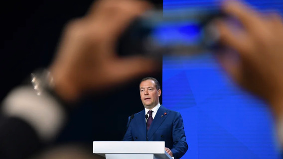 Медведев: обсуждение в Давосе поставок танков на Украину стало позорищем