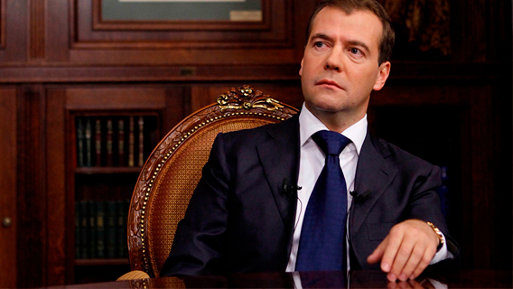 Медведев поручил повысить доверие бизнеса к судам
